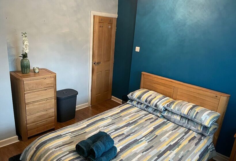 إقامة Beautiful 3 Bed House In Romford