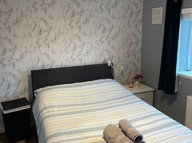 إقامة Beautiful 3 Bed House In Romford