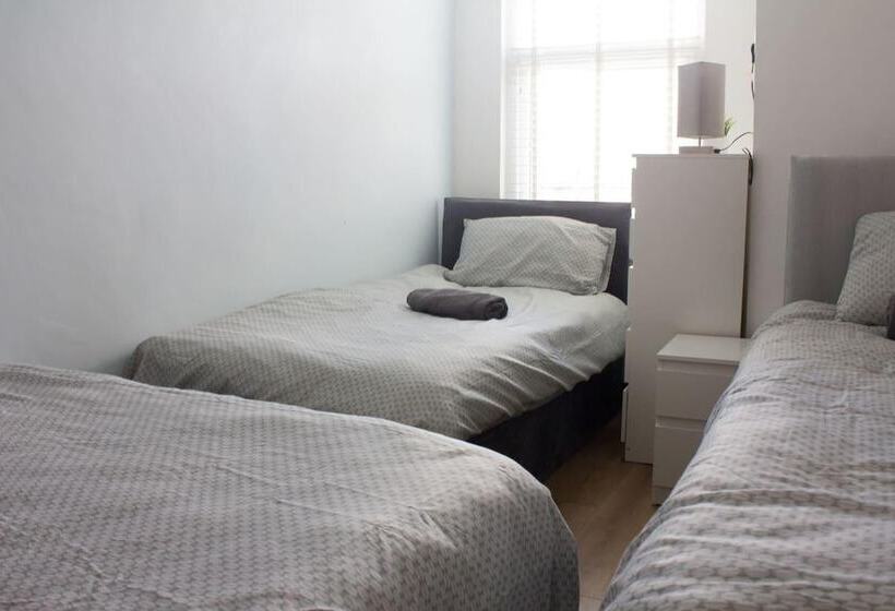 レジデンス Beautiful 4 Bed House In Bootle