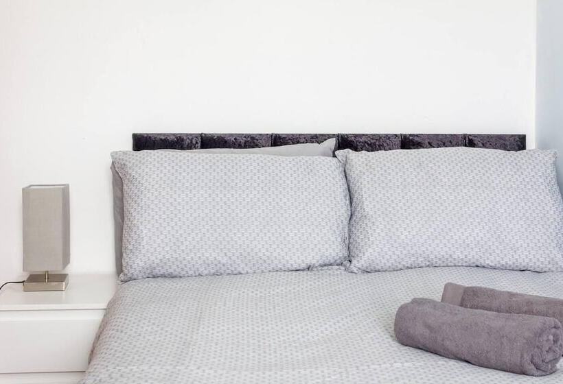 レジデンス Beautiful 4 Bed House In Bootle