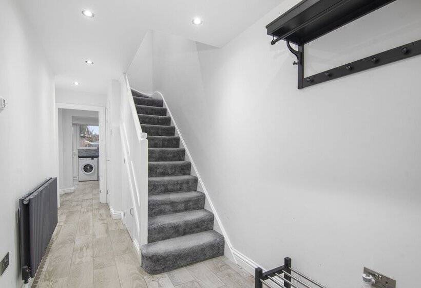 Резиденция Beautiful Gravesend 3 Beds By Jada Homes