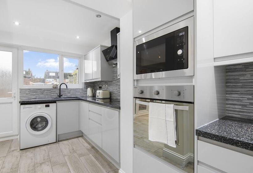 Резиденция Beautiful Gravesend 3 Beds By Jada Homes