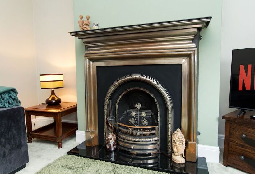 اقامتگاه Captivating 2 Bed House In Chesterfield