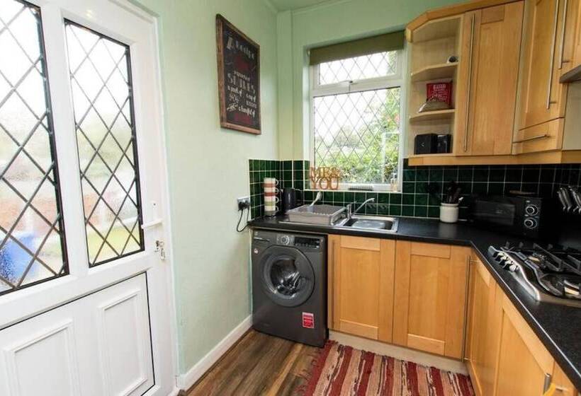 اقامتگاه Captivating 2 Bed House In Chesterfield