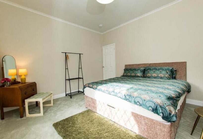 اقامتگاه Captivating 2 Bed House In Chesterfield