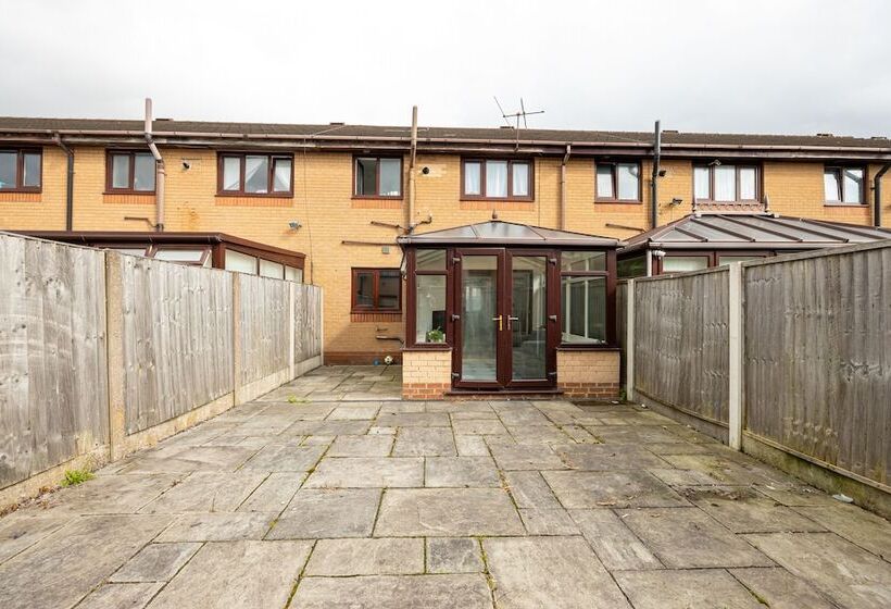 레지던스 Captivating 3 Bed House In Blackburn