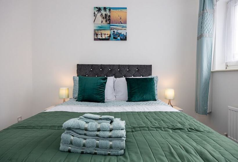 레지던스 Captivating 3 Bed House In Blackburn