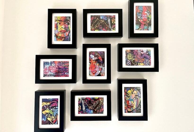 Резиденция Charming Home Near Gatwick Airport