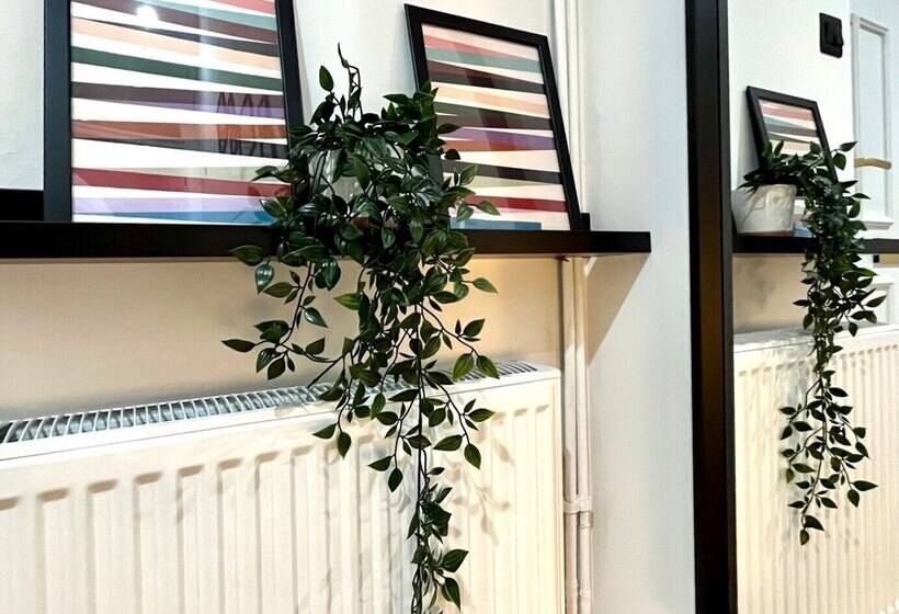 Резиденция Charming Home Near Gatwick Airport