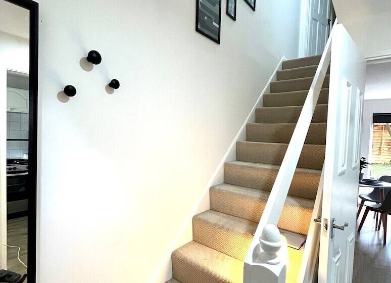 Резиденция Charming Home Near Gatwick Airport