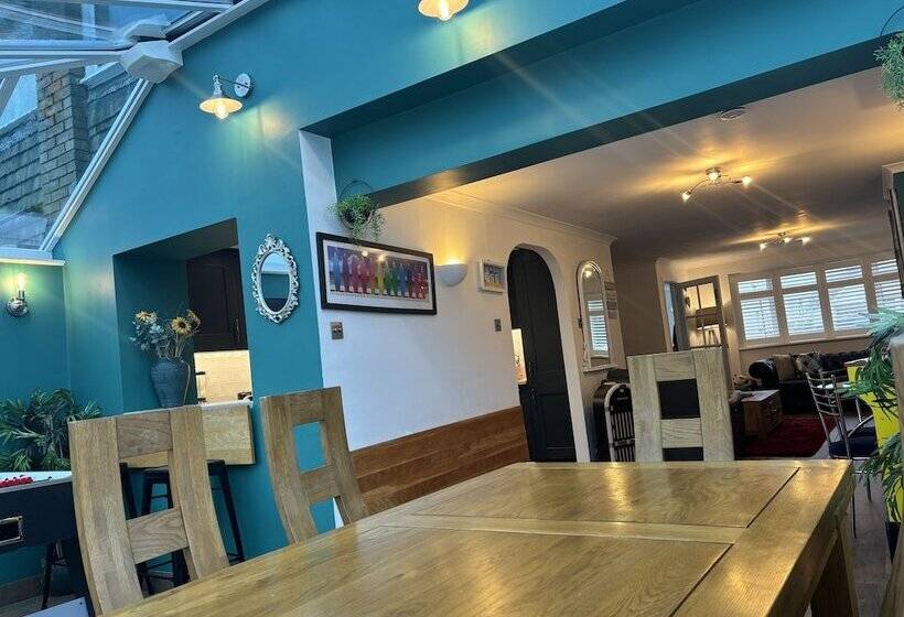 דירת נופש House Few Mins From Beach With Hot Tub & Sauna