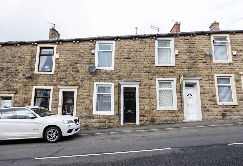 Резиденция Immaculate 3 Bed House In Accrington
