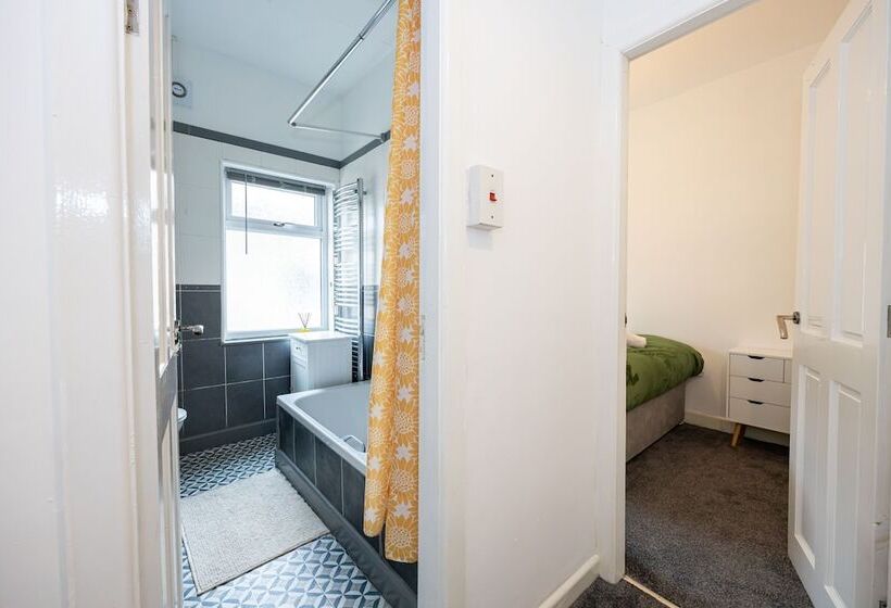 Резиденция Immaculate 3 Bed House In Accrington