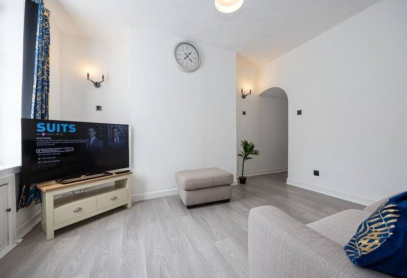 Резиденция Immaculate 3 Bed House In Accrington