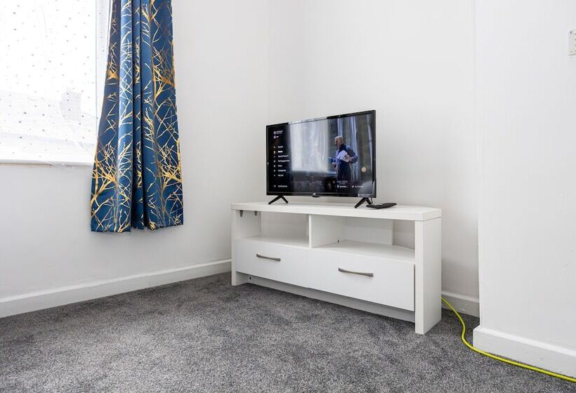 Резиденция Immaculate 3 Bed House In Accrington