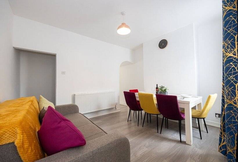 Резиденция Immaculate 3 Bed House In Accrington