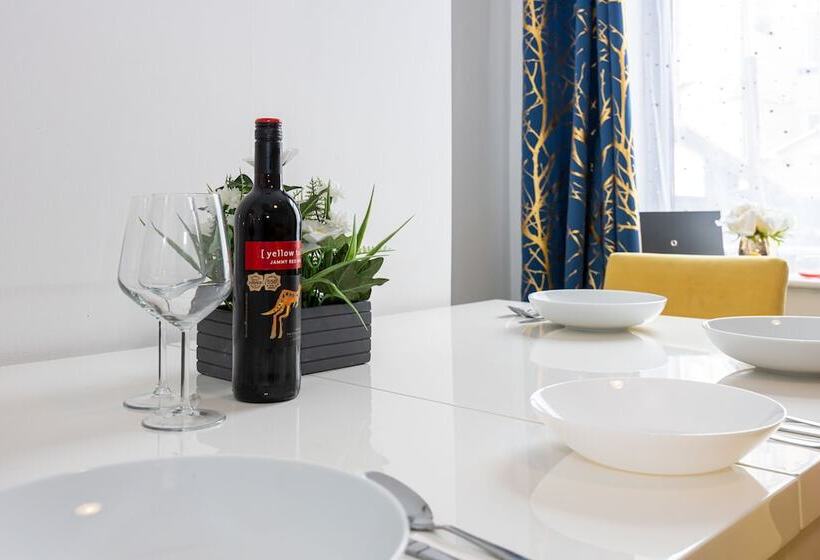 Резиденция Immaculate 3 Bed House In Accrington