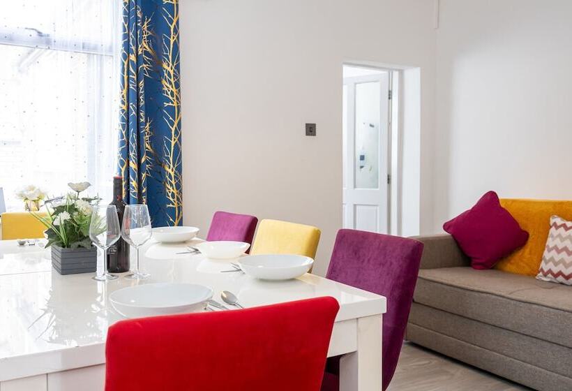 Резиденция Immaculate 3 Bed House In Accrington