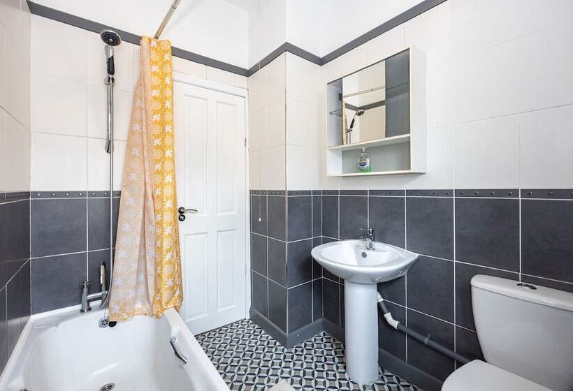 Резиденция Immaculate 3 Bed House In Accrington