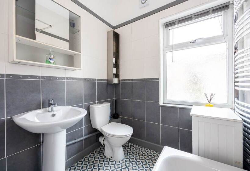 Резиденция Immaculate 3 Bed House In Accrington