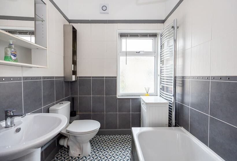 Резиденция Immaculate 3 Bed House In Accrington