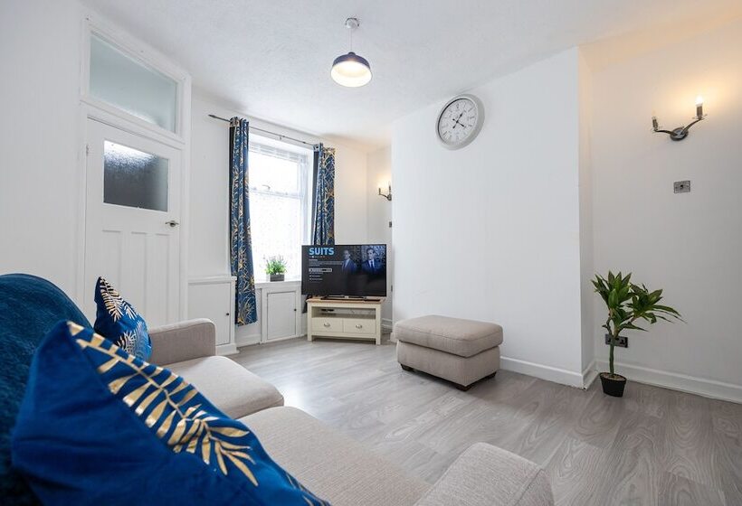 Резиденция Immaculate 3 Bed House In Accrington