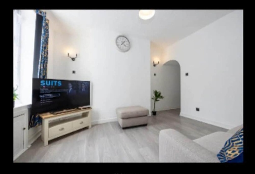 Резиденция Immaculate 3 Bed House In Accrington