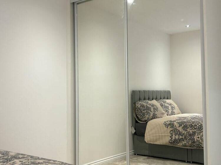 דירת נופש Immaculate 4 Bed House In Horley