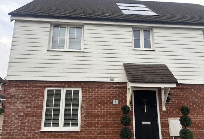 דירת נופש Immaculate 4 Bed House In Horley