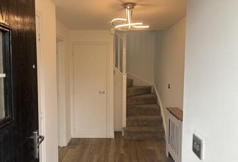 דירת נופש Immaculate 4 Bed House In Horley