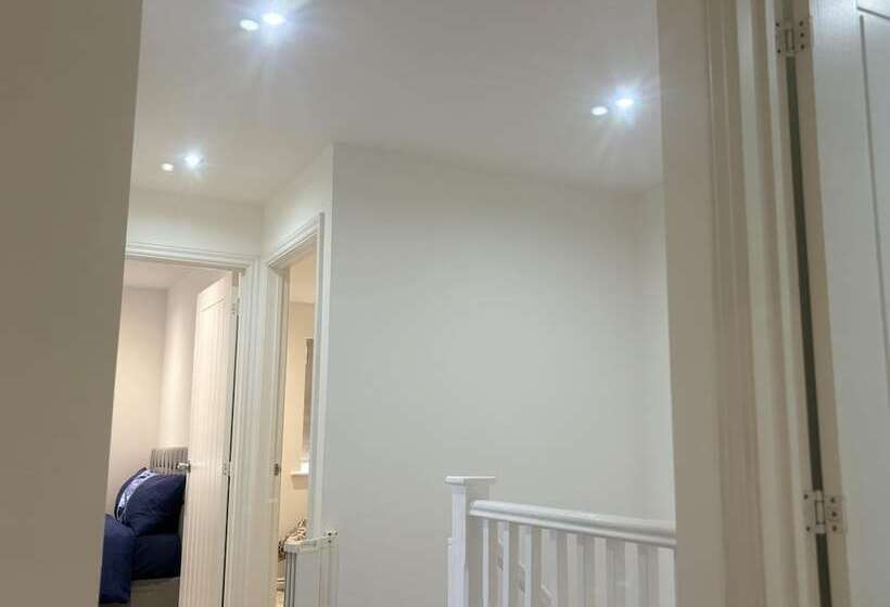 דירת נופש Immaculate 4 Bed House In Horley