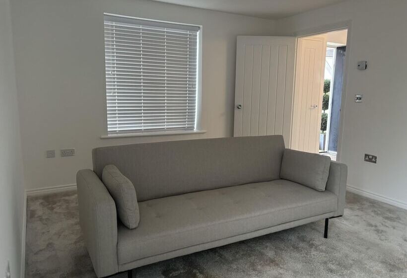 דירת נופש Immaculate 4 Bed House In Horley