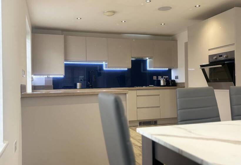 דירת נופש Immaculate 4 Bed House In Horley