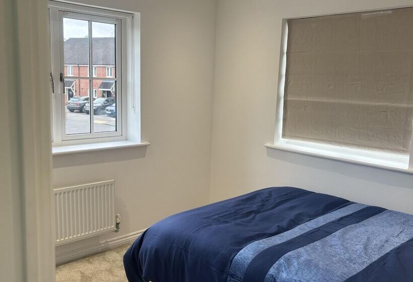 דירת נופש Immaculate 4 Bed House In Horley