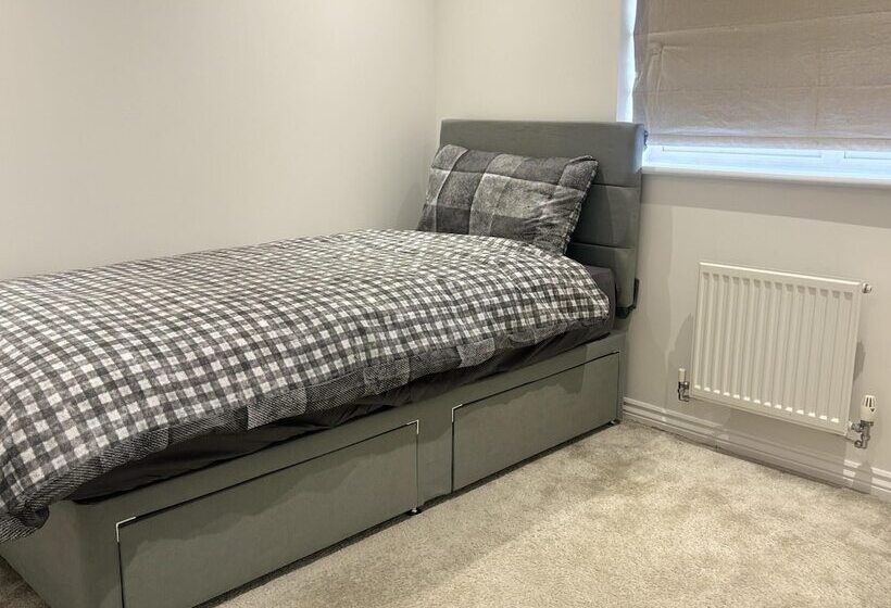 דירת נופש Immaculate 4 Bed House In Horley