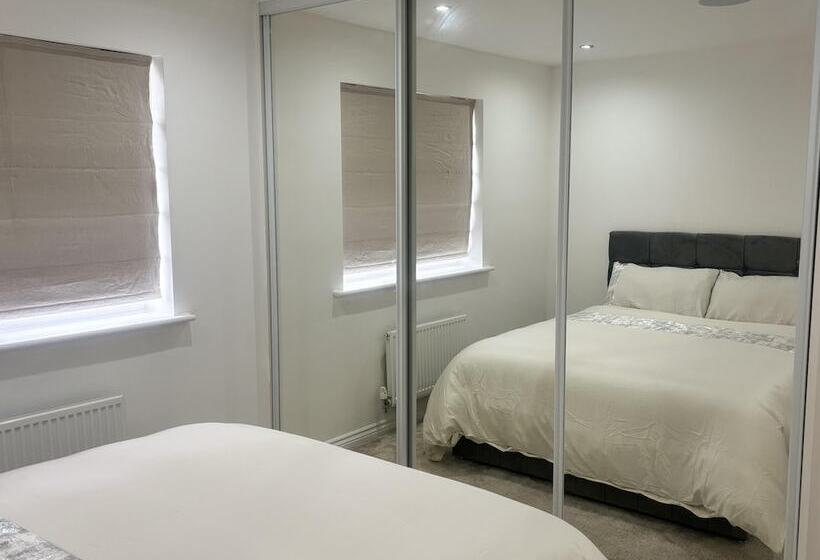 דירת נופש Immaculate 4 Bed House In Horley