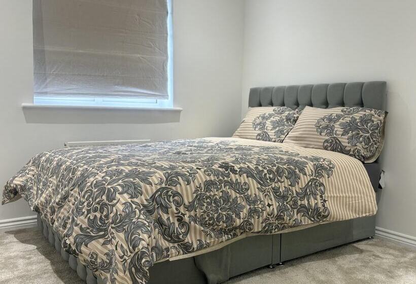 דירת נופש Immaculate 4 Bed House In Horley