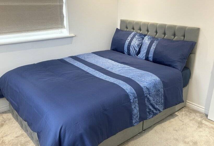 דירת נופש Immaculate 4 Bed House In Horley