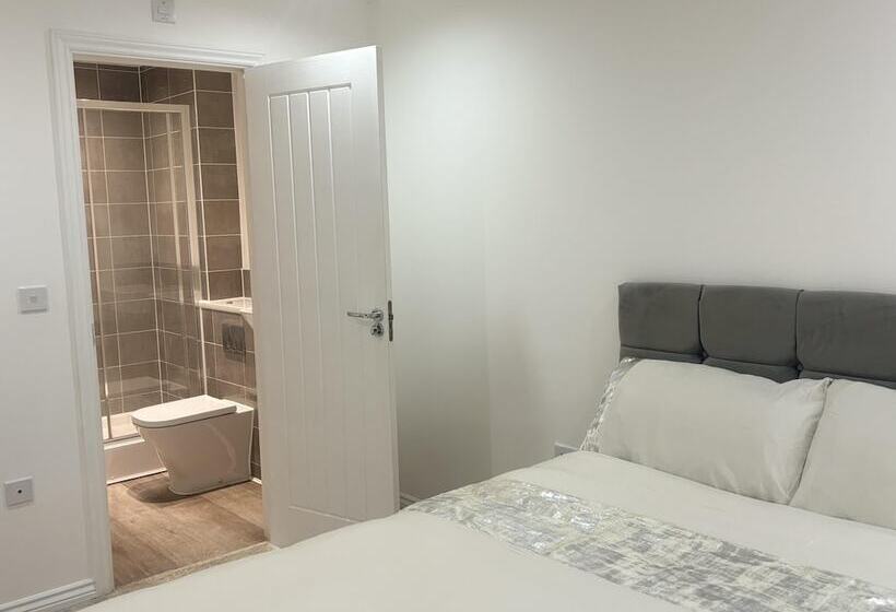 דירת נופש Immaculate 4 Bed House In Horley