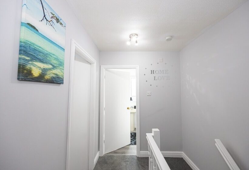 레지던스 Captivating 2 Bed House In Blackburn