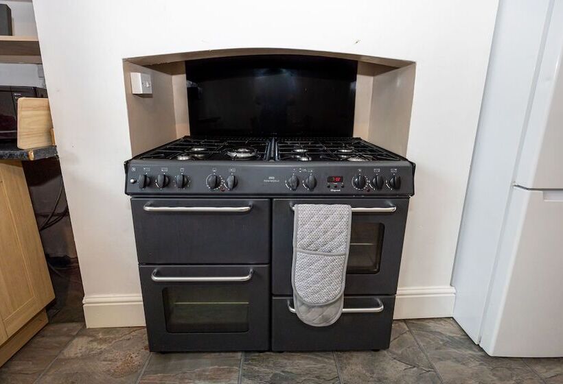 إقامة Captivating 2 Bed House In Blackburn