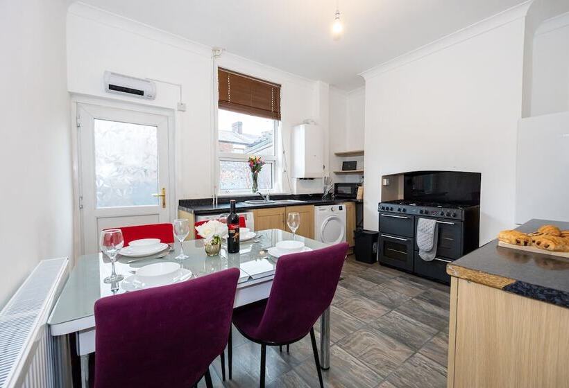 إقامة Captivating 2 Bed House In Blackburn
