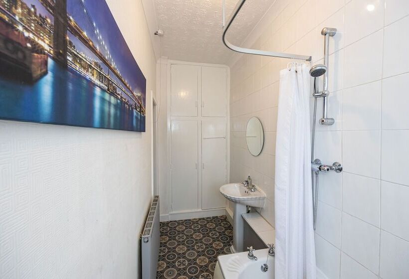 إقامة Captivating 2 Bed House In Blackburn