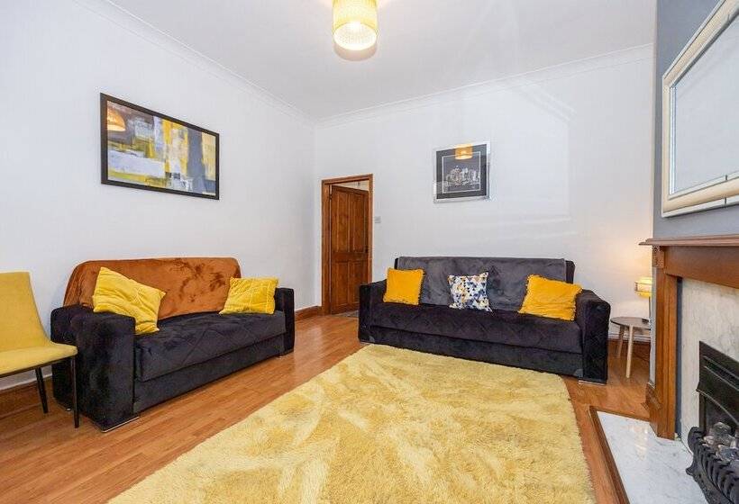 إقامة Captivating 2 Bed House In Blackburn