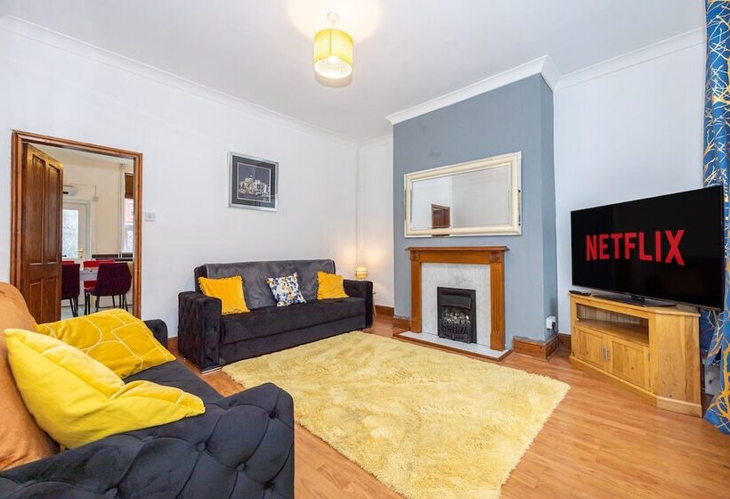 레지던스 Captivating 2 Bed House In Blackburn