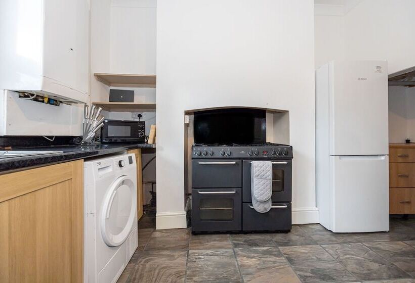 إقامة Captivating 2 Bed House In Blackburn