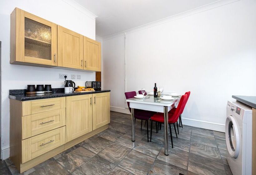 إقامة Captivating 2 Bed House In Blackburn