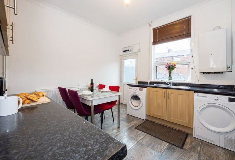 레지던스 Captivating 2 Bed House In Blackburn