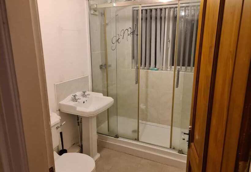 דירת נופש Impeccable 4 Bed House In Bilston