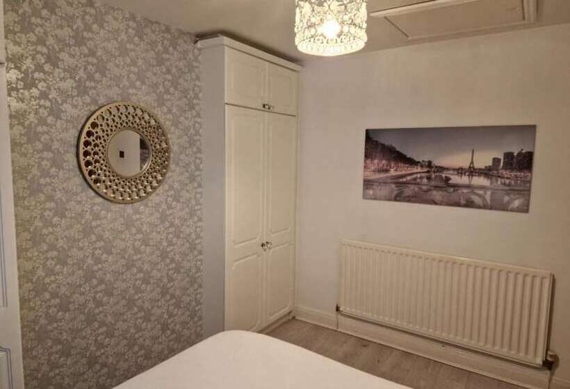 דירת נופש Impeccable 4 Bed House In Bilston